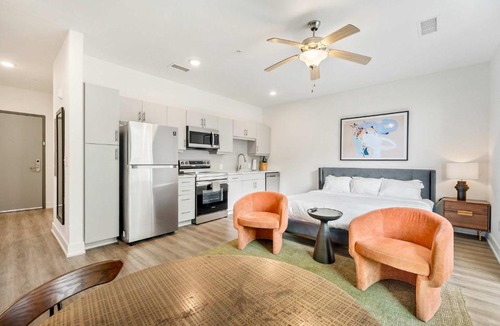 SoNo Apartment | FIFA 2026 Stay - King Studio Getaway! Prime Location, Balcony, Gym - 2 min from Mercedes Benz Stadium - 7