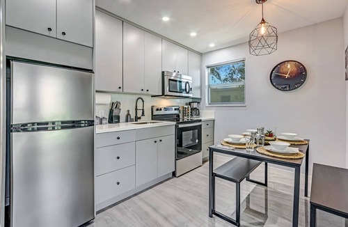 Hallandale Beach Apartment | FIFA Perfect| Lakeside View: 15KM to Stadium & Near Beach