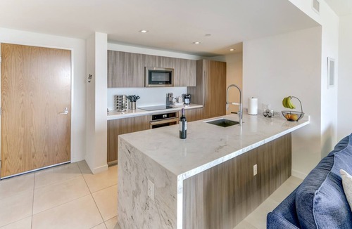Central Beach Condo | FIFA Perfect | Tiffany Emerald:7th FL, Rooftop Pool, Gym, Walk to Beach