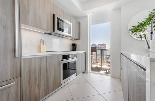 Central Beach Condo | FIFA Perfect | Tiffany Hazel: 10th FL, Rooftop Pool, Gym, & Walk to Beach