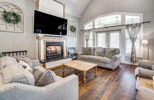 Emory House | Fin & Fawn Lodge' 1 Mi to Lake Fork w/Pool!