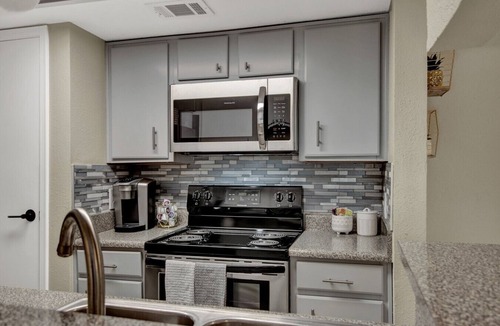 Galveston Condo | First Floor Condo | Walk 2 Beach | King Bed