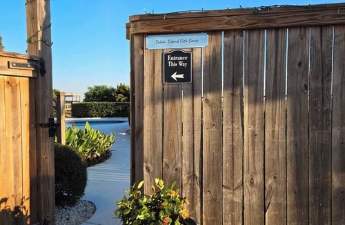 Brunswick House | FISH CAMP with luxuries of modern comfort 1 bedroom/2 bed rich amenities