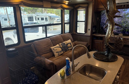 Homosassa Resort | Fisherman's Retreat. A Roomy 5th wheel located on a large lot in Sun Retreats
