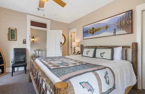 Downtown Branson Hotel | Fisherman-Themed King Suite | Adults Only | Downtown Branson
