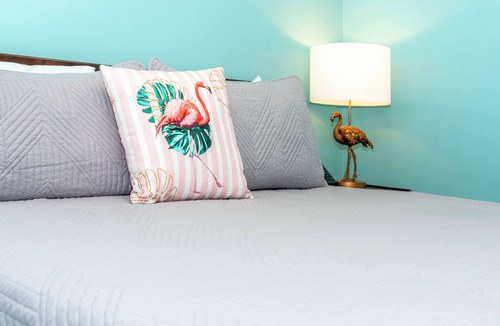 Mid Island Hotel | Flamingo Inn - Standard King #203