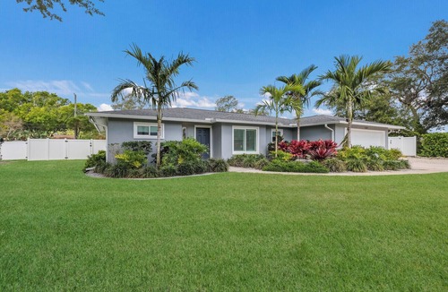 West Bradenton House | Flamingo Royale — Beach Luxury Resort