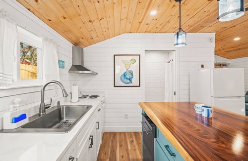 Tech Terrace Apartment | Flip Flop Stop ~ Beach Themed Studio In Tech Terrace ~ Walk to Campus!