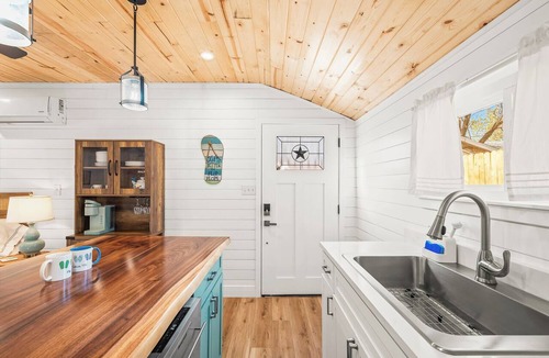 Tech Terrace Apartment | Flip Flop Stop ~ Beach Themed Studio In Tech Terrace ~ Walk to Campus!