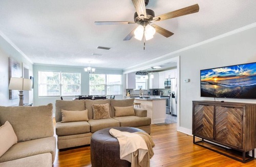 Jacksonville House | ~Floral Light Sleeps 12 NAS Jax & Dwntn~