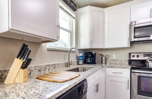 Jacksonville House | ~Floral Light Sleeps 12 NAS Jax & Dwntn~
