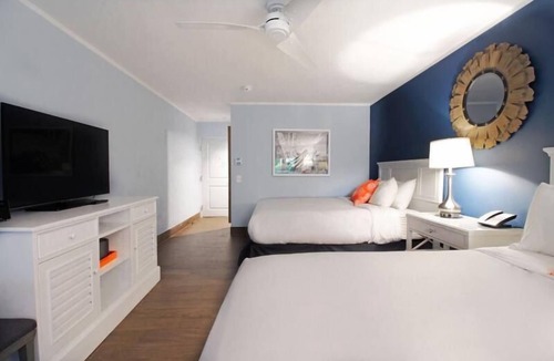 Marathon Resort | Florida Keys Escape! 2 Design Units, Pool, Tennis, Parking, Near Attractions