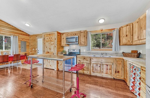 Rainbow Valley Cabin | Forest Edge Hideaway with Great Views in Divide