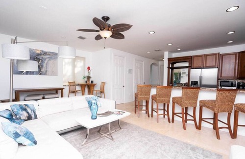 Victoria Park House | Fort Lauderdale Beach, LAS OLAS, Big Heated Pool & 7 person hot tub