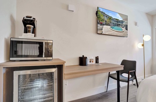 Galt Mile Apartment | Fort Lauderdale King Suite At Botanica