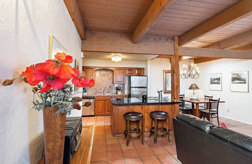 Northeast Santa Fe Hotel | Fort Marcy 06 | Walk to Plaza | Kiva Fireplace | Full Kitchen | Hot Tub | Pool | Single Level