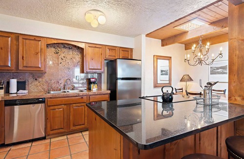 Northeast Santa Fe Hotel | Fort Marcy 06 | Walk to Plaza | Kiva Fireplace | Full Kitchen | Hot Tub | Pool | Single Level