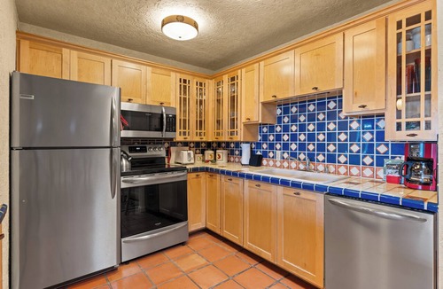 Northeast Santa Fe Hotel | Fort Marcy 20 | Walk to Plaza | Fireplace | Kitchen | Hot Tub | Pool | End Unit | Single Level