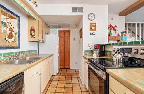 Northeast Santa Fe Hotel | Fort Marcy 60 | Walk to Plaza | Fireplace | Kitchen | Hot Tub | Pool | End Unit | 2 Levels