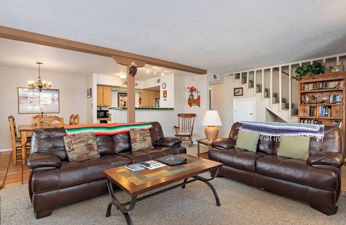 Northeast Santa Fe Hotel | Fort Marcy 60 | Walk to Plaza | Fireplace | Kitchen | Hot Tub | Pool | End Unit | 2 Levels