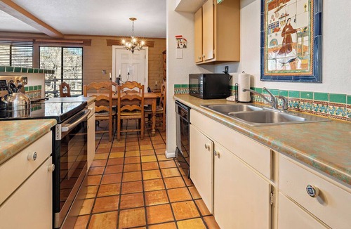 Northeast Santa Fe Hotel | Fort Marcy 60 | Walk to Plaza | Fireplace | Kitchen | Hot Tub | Pool | End Unit | 2 Levels