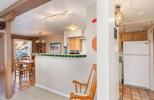 Northeast Santa Fe Hotel | Fort Marcy 60 | Walk to Plaza | Fireplace | Kitchen | Hot Tub | Pool | End Unit | 2 Levels