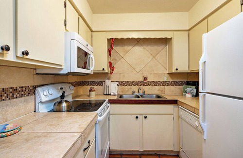 Northeast Santa Fe Hotel | Fort Marcy 81 | Walk to Plaza | Wood Fireplace | Full Kitchen | Hot Tub | Pool | Single Level