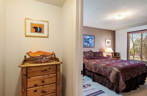 Northeast Santa Fe Hotel | Fort Marcy 81 | Walk to Plaza | Wood Fireplace | Full Kitchen | Hot Tub | Pool | Single Level