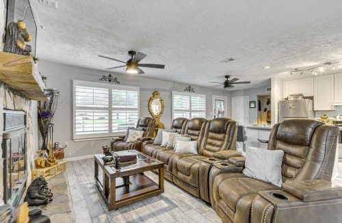 Wright House | Fort Walton Beach Home w/Pool: 5 Mi to Beach!