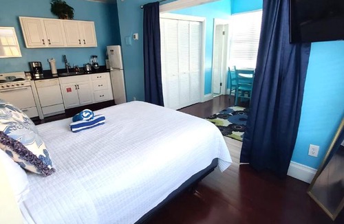 Downtown Apartment | Four Suites on Duval Street w parking and pool