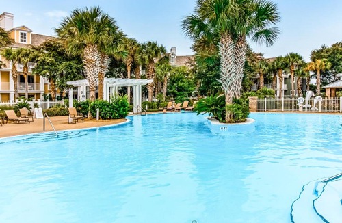 Baytowne Wharf House | Fourth-floor studio with shared pool fast WiFi washer&dryer & central AC