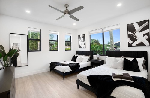 Croissant Park Apartment | Fox Grand Residence- 6bd, 2 Pools & Pool Table