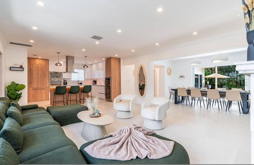 Victoria Park Villa | Fox Pearl 4Bd Pool House- Las Olas Luxury Getaway