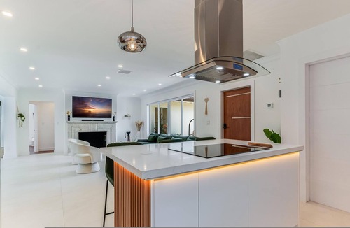 Victoria Park Villa | Fox Pearl 4Bd Pool House- Las Olas Luxury Getaway