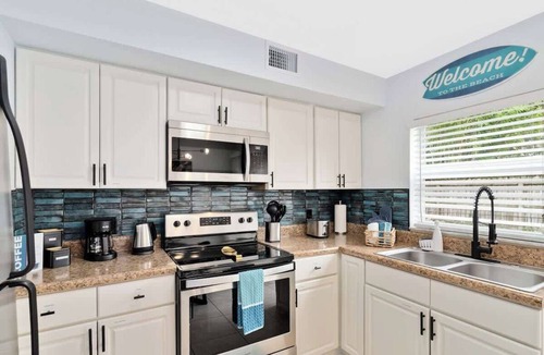 Indian Harbour Beach Apartment | FREE LCO @ 6 p.m. in July - Pool, gym, games!