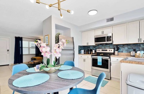 Indian Harbour Beach Apartment | FREE LCO @ 6 p.m. in July - Pool, gym, games!