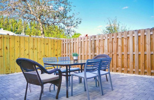 Golden Glades Condo | Free Parking | Modern 2-Floor Townhouse