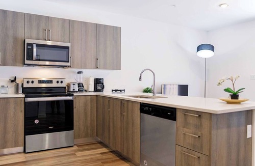 Golden Glades House | Free Parking | Prime Location Townhouse