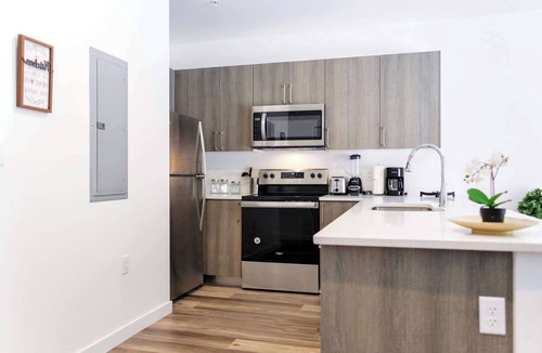Golden Glades House | Free Parking | Prime Location Townhouse