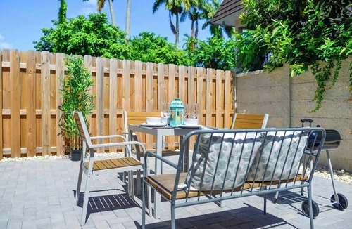 Golden Glades House | Free Parking | Prime Location Townhouse