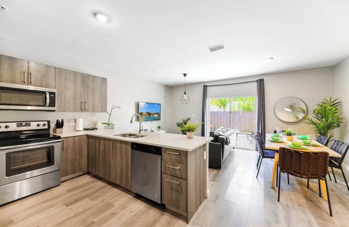 Golden Glades Condo | Free Parking | Prime Location Townhouse