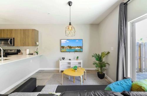 Golden Glades Condo | Free Parking | Prime Location Townhouse