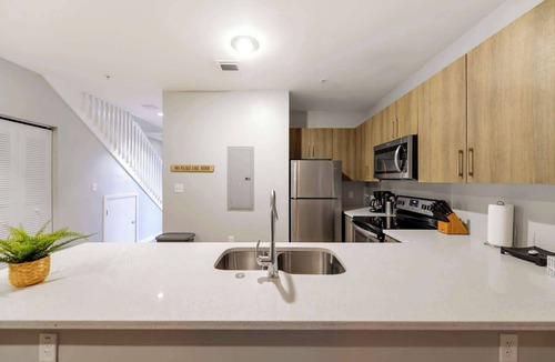 Golden Glades Condo | Free Parking | Prime Location Townhouse