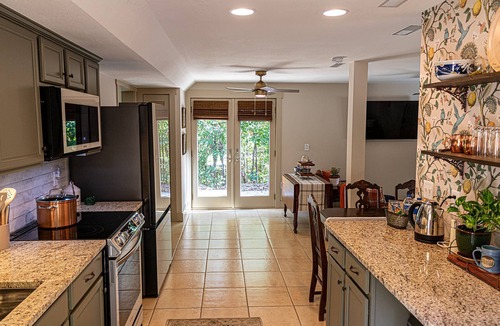Flintstone Cottage | Free Ruby Falls Ticket & More - Private Cottage - Base of Lookout Mountain - 10 miles to Chattanooga