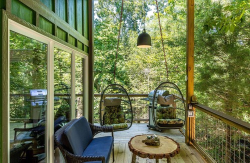 Lookout Mountain Apartment | Free Ruby Falls Ticket & More - Hot Tub-Handcrafted Treehouse-Lookout Mountain-Romantic Getaway