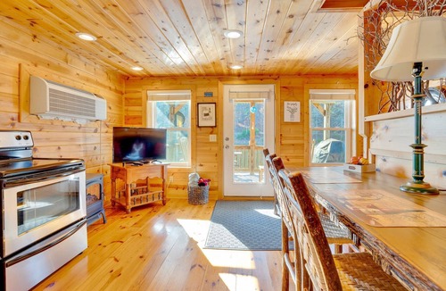 Rising Fawn Cabin | Free Ruby Falls Ticket & More- 2 cabins-one with hot tub & one lakefront fishing -for larger groups
