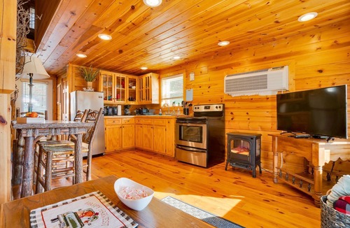 Rising Fawn Cabin | Free Ruby Falls Ticket & More- 2 cabins-one with hot tub & one lakefront fishing -for larger groups