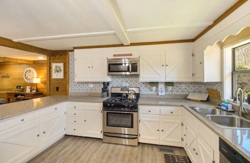 Wildwood Cabin | Free Ruby Falls Ticket & More -Cabin-Pets Welcome-Outdoor Space-Hiking-Chattanooga-Cloudland Canyon