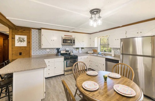 Wildwood Cabin | Free Ruby Falls Ticket & More -Cabin-Pets Welcome-Outdoor Space-Hiking-Chattanooga-Cloudland Canyon
