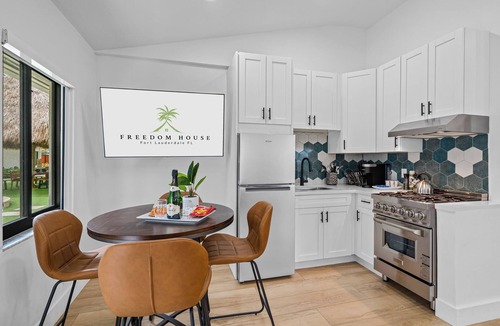 Flagler Village Villa | Freedom House Urban Oasis Eclectic Retreat Fort Lauderdale FL SLEEPS 25!